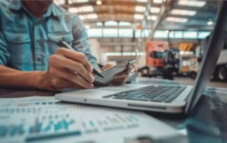 Profissional calculando o consumo de ar comprimido em ambiente industrial para dimensionamento eficiente do sistema e redução de custos operacionais