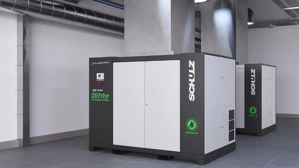Dois compressores de parafuso Schulz SRP 4200 OilFree Classe 0 instalados em sala de máquinas ventilada, com espaçamento adequado e dutos de exaustão no teto.